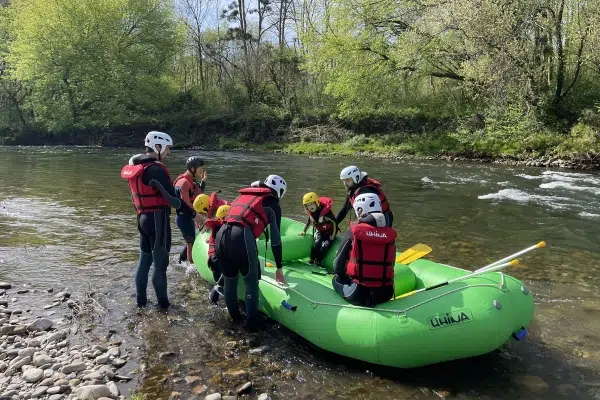 https://www.uhina.fr/wp-content/uploads/2025/12/evg-a-biarritz-rafting-et-canyoning-sensations-fortes-entre-copains.webp
